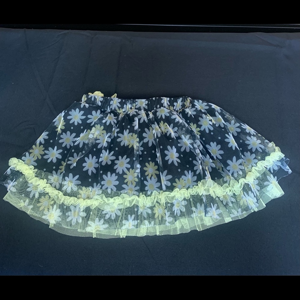 This skirt is in good Condition with no damages.